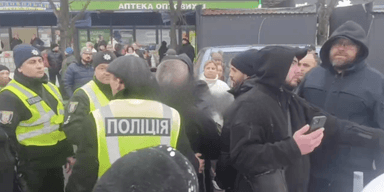 "Просто зараз зносять ринок": на Борщагівці штовханина з поліцією, у КМДА відреагували