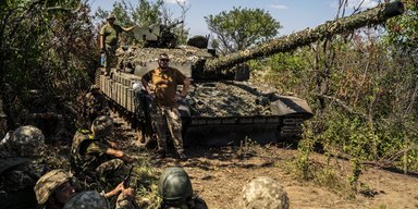 Пехота нападает по флангам. Войска РФ продвигаются в Селидово, грозит ли ВСУ окружение
