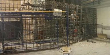 Клетки на сцене мариупольской филармонии: идет подготовка к "трибуналу" над украинскими военными