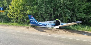 Легкомоторный самолет сел прямо на шоссе возле Москвы