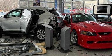Розбита капсула часу: Ford Mustang за $100 000 постраждав у дивній ДТП в автосалоні (фото)