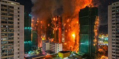 В Гонконге горят несколько небоскребов: есть жертвы, в зданиях остаются люди (видео)