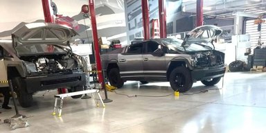 Ответ на критику: Tesla оригинально троллит Ford необычными пикапами Cybertruck (фото)