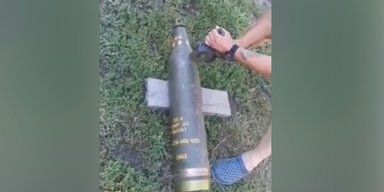 Украинские военные разбирают кассетные боеприпасы для создания снарядов для дрона (видео)