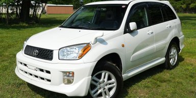 Популярна капсула часу: виявлено 25-річну Toyota RAV4 у новому стані (фото)