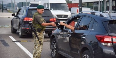 Украинцы выезжали за границу с подписью императора Александра III: чиновники винят систему "Шлях"