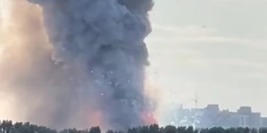 Звуки взрывов слышны во всем городе: в Кемерово горит большой склад пиротехники (видео)