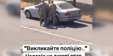 "Спас" водитель на джипе: в Одессе работники ТЦК пытались посадить в машину мужчину (видео)