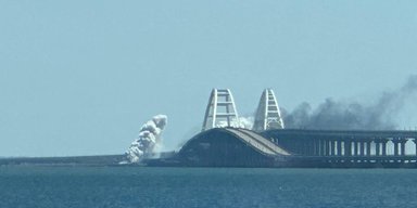 Взрывы в Крыму: Керченский мост окутал дым, а движение по переправе перекрыто (фото)