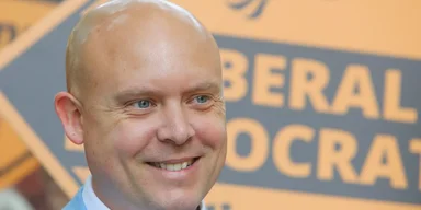 Надсилав інтимні СМС: британського депутата звинувачують у домаганнях до української перекладачки, — The Times