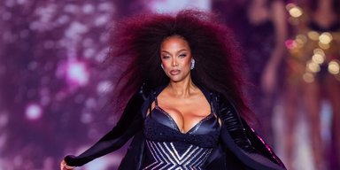 50-летняя Тайра Бэнкс впервые за 19 лет выступила на модном показе Victoria's Secret (фото)