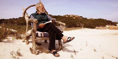 Знаменитый отшельник с необитаемого острова в Италии умер в возрасте 85 лет