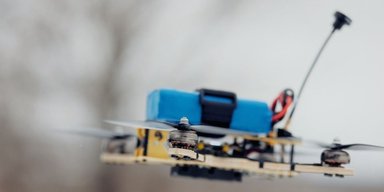 Понад 10 тисяч охочих: українці шикуються в черги, щоб збирати дрони для ЗСУ