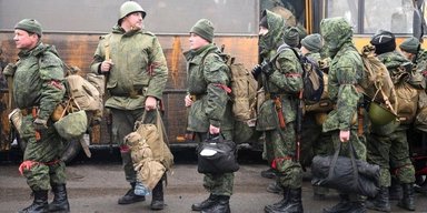 "Вставай, страна огромная!": Кремль переформатує "СВО" на війну після "Крокусу", — офіцер (відео)