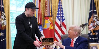 "Будет бегать туда-сюда": Трамп заявил, что Маск не уходит из Белого дома и вручил ему золотой ключ