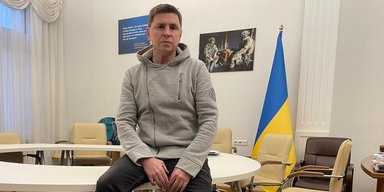 "Можна буде дотиснути": Подоляк викрив фейк РФ про готовність Франції до діалогу щодо України