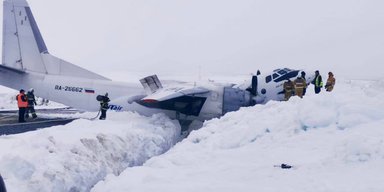 В РФ упал и разломился надвое пассажирский самолет (фото)