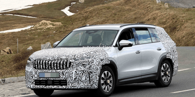 Обновленный "семейник" Skoda Kodiaq заметили на тестах в Альпах: первые фото