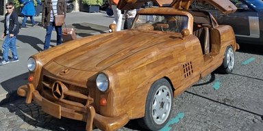 Мастер создал действующую копию культового суперкара Mercedes из дерева (видео)