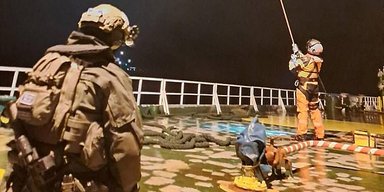 ЗМІ показали, як фінська поліція проникла на борт корабля-розвідника РФ (фото, відео)