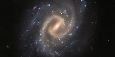 NASA показало новий знімок телескопа Габбл: спокійна галактика з руйнівним секретом (фото)