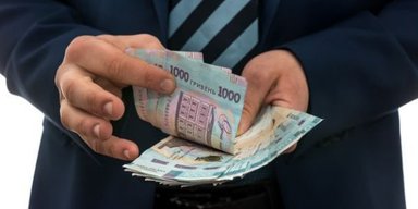 Понад 100 тис. грн: у кого з українських чиновників зросли зарплати на 20%