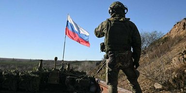 Імітують окупацію: росіяни в Куп'янську "підсвічують" себе для дронів ЗСУ, розмахуючи триколорами