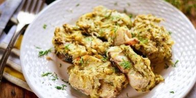 Минтай в сметанном соусе с маринованными огурцами: готовим постное блюдо