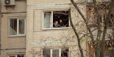 Манифест любви: пара, целующаяся в поврежденной "Шахедом" квартире в Киеве, покорила сеть (фото)