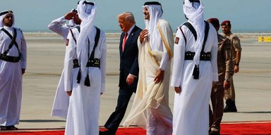 Два этажа, пять "гостиных" и спальня с ванной: США приняли подаренный Трампу самолет (фото)