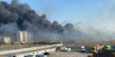 В Ростовской области загорелась нефтебаза: черный дым видно за километры
