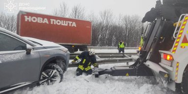 Снежный апокалипсис: запад Украины застрял в пробках, на дорогах ДТП и "каша" (фото, видео)
