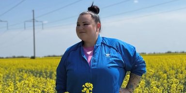 "Я не дозволяю": Alyona Alyona пояснила, чому її коханий "прикутий" до селища (відео)