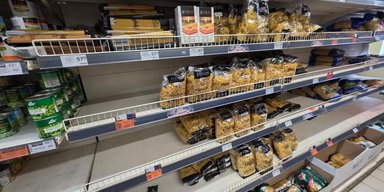 Порожні полиці чи нові ціни: як удари РФ змінюють магазини України