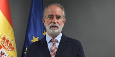 Посол Испании в Бельгии потерял должность после того, как задремал во время речи министра (видео)