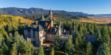 На вершине мира: как выглядит копия замка Disney, которая продается за $13,5 млн (видео)