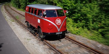 Їздить по рейках: у інтернеті показали незвичайний Volkswagen Transporter (фото)