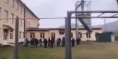 "Прилетело 3 микроавтобуса": на Закарпатье работники лицея подрались с родителями учеников (видео)