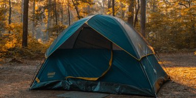 Життя в наметі: чоловік покинув орендоване помешкання через скруту і перебрався у ліс (фото)