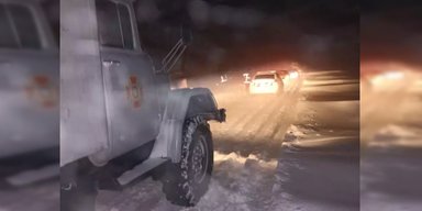 Сніг на Прикарпатті паралізував рух на дорогах, рятувальники евакуюють людей, — ДСНС (відео)