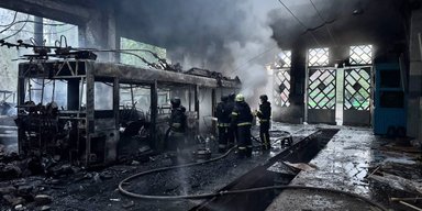 РФ влучила вісьмома "Шахедами" у депо в Харкові: є поранені, вщент згорів тролейбус, — мер (відео)