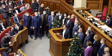 Рождественское перемирие. Как депутаты, судьи и Зеленский заморозили конституционный кризис