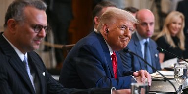 Где вы научились?: Трамп попал в комичную ситуацию с президентом Либерии (видео)