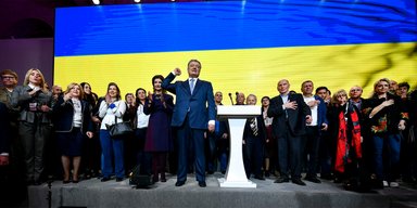 "Мы проиграли бой, но не войну". Как в штабе Порошенко встретили информацию о поражении