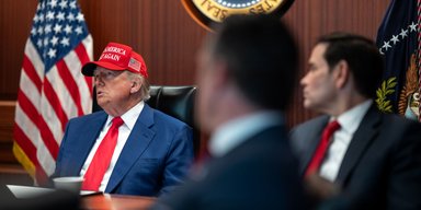 Трамп ввел пошлины, граждан США призывают немедленно покинуть Иран, а Хаменеи — "остерегаться дронов": что происходит