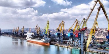 Бетонні плити в обмін на соняшник: у порт Маріуполя знову зайшов балкер класу "річка-море" (фото)