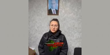 В Криму школярі "донесли" на вчительку за українські пісні: жінку затримали (відео)