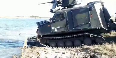 У ЗСУ показали, як всюдихід BvS 10 Viking із легкістю форсує річку (відео)