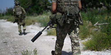 Штурмовики в шльопанцях без "броніків": в ЗСУ розповіли про нову тактику РФ на Донеччині (відео)