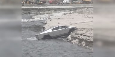 Tesla Cybertruck позорно застрял, пытаясь пересечь неглубокую реку (видео)